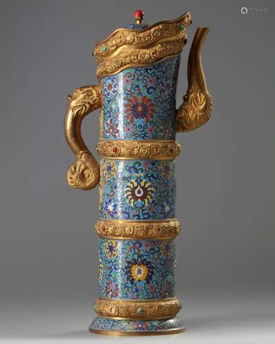 A LARGE CHINESE TIBETAN-STYLE CLOISONNÉ ENAMEL 'MONK'S CAP' EWER, DUOMOHU