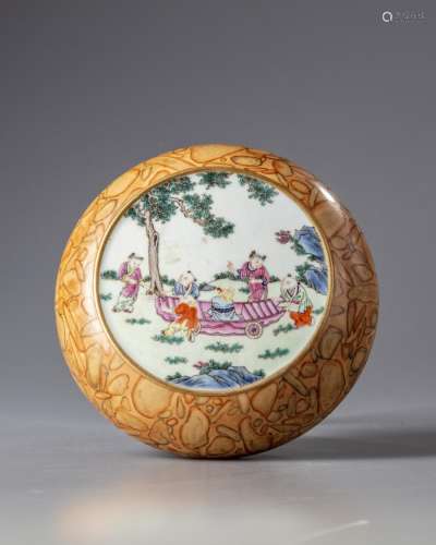 A CHINESE FAUX-PUDDING STONE FAMILLE ROSE BOYS ROUND BOX AND COVER