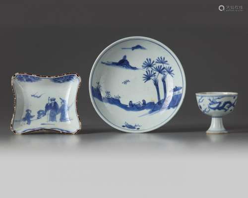 TWO CHINESE KOSOMETSUKE DISHES AND A SMALL BLUE AND WHITE STEM CUP