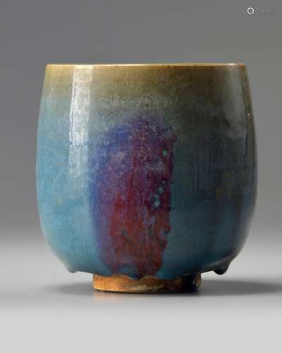 A CHINESE JUNYAO-STYLE GLAZED VASE