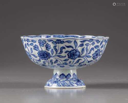 A CHINESE BLUE AND WHITE STEM BOWL