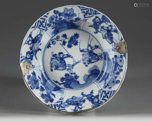 A SILVER-MOUNTED CHINESE BLUE AND WHITE 'NARRATIVE' DISH