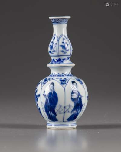 A MINIATURE CHINESE BLUE AND WHITE BLUE AND WHITE VASE