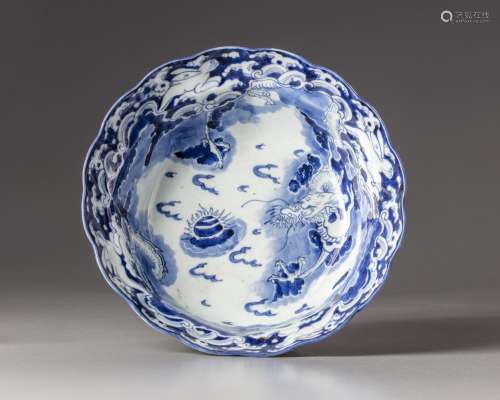 A BLUE AND WHITE JAPANESE BOWL DEPICTING DRAGONS