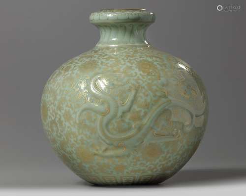 A CHINESE GILT-DECORATED CELADON-GLAZED 'KUI DRAGON' VASE