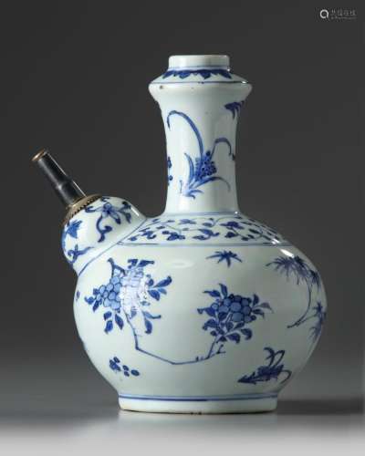 A SILVER-MOUNTED CHINESE BLUE AND WHITE FLORAL KENDI