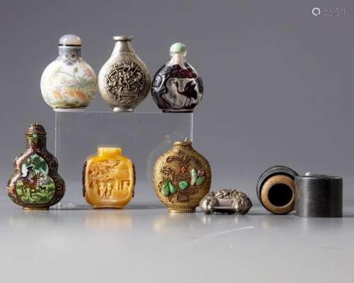 SEVEN CHINESE SNUFF BOTTLES AND ACCESORIES