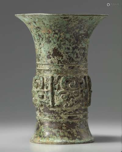 A CHINESE BRONZE RITUAL VASE, GU