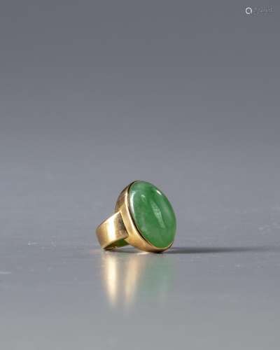 A CHINESE JADEITE RING