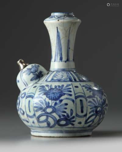 A SILVER-MOUNTED CHINESE BLUE AND WHITE KENDI