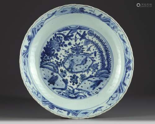 A CHINESE BLUE AND WHITE 'KRAAK PORCELAIN' CHARGER