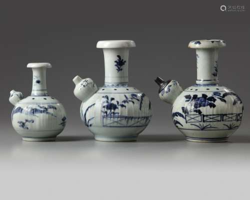 A GROUP OF THREE BLUE AND WHITE ARITA KENDI'S