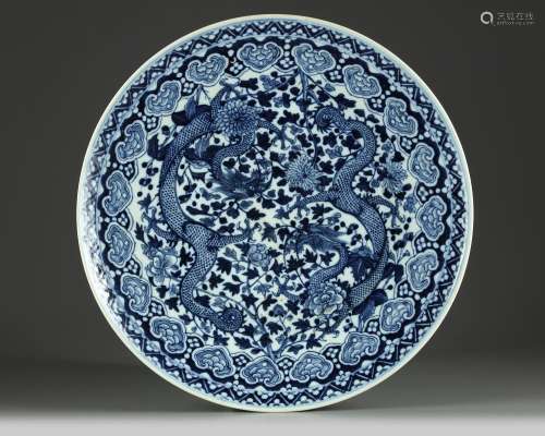 A CHINESE BLUE AND WHITE 'DRAGON AND FLOWER' CHARGER