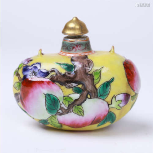 CHINESE PORCELAIN FAMILLE ROSE PEACH SNUFF BOTTLE