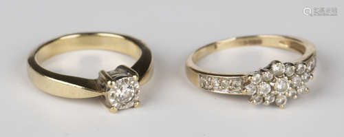 A 9ct gold and diamond single stone ring, mounted with a circular cut diamond, ring size approx K,