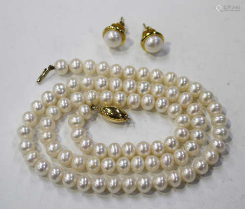 A single row necklace of fresh water cultured pearls on a gold oval clasp, detailed '750', length