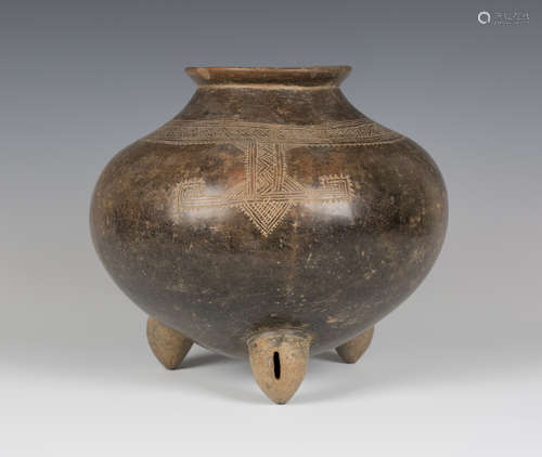 A pre-Columbian Costa Rican Nicoya burnished brown pottery tripod alligator vessel, circa 1250-