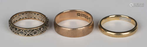 A 9ct gold plain wedding ring, Chester 1901, ring size approx O1/2, a 9ct gold wedding band ring,