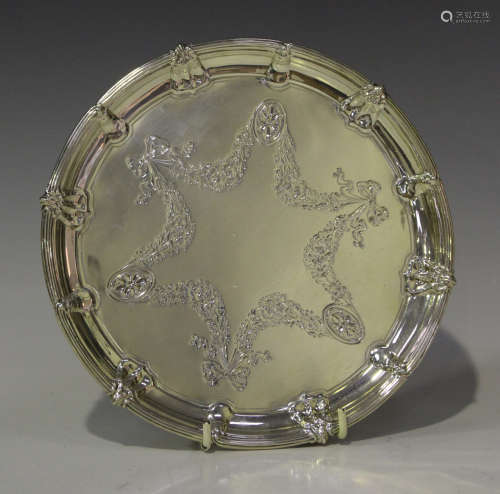 An Edwardian silver circular card salver, engraved with a tied ribbon and floral motif garland