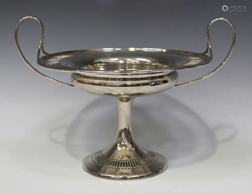 An Edwardian silver circular two-handled tazza with pierced rim and similarly decorated foot, London