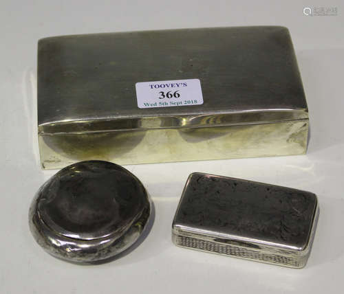 A sterling rectangular cigarette box, length 16cm, together with a Russian silver and niello snuff