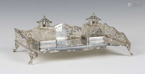 An Edwardian silver rectangular inkstand with scroll pierced and beaded three-quarter gallery,