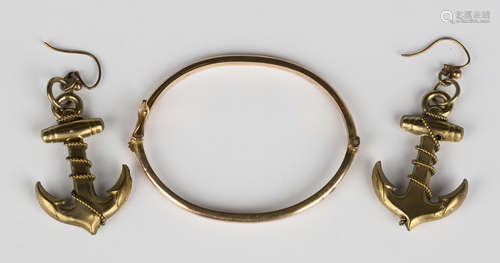 A 9ct gold oval hinged child's bangle on a snap clasp, Birmingham 1918, inside width 5cm, and a pair