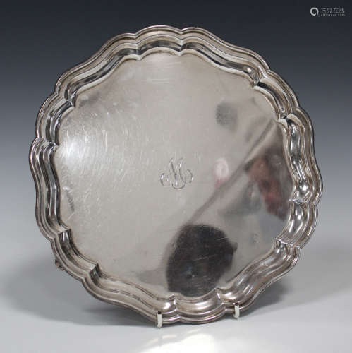A George V silver circular salver with piecrust rim and claw and ball feet, Sheffield 1923 by Jay,