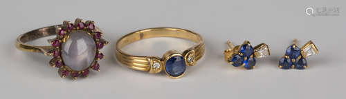 A gold, star sapphire and ruby oval cluster ring, detailed '14K', ring size approx L1/2, a gold,