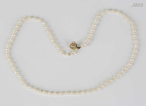 A single row necklace of alternating large and small seed pearls, length 32cm.Buyer’s Premium 29.