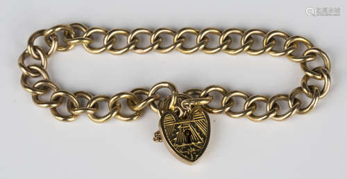 A 9ct gold curblink bracelet on a 9ct gold heart shaped padlock clasp with engraved decoration,