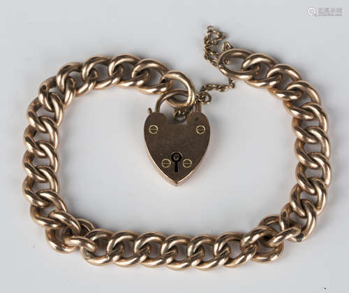 A 9ct gold curblink bracelet on a 9ct gold padlock clasp, length 19cm.Buyer’s Premium 29.4% (