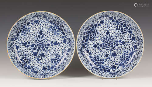 A pair of Chinese blue and white export porcelain circular dishes, Kangxi period, each interior