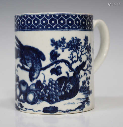 A Worcester porcelain Parrot Pecking Fruit pattern mug, circa 1775-99, printed in underglaze blue,
