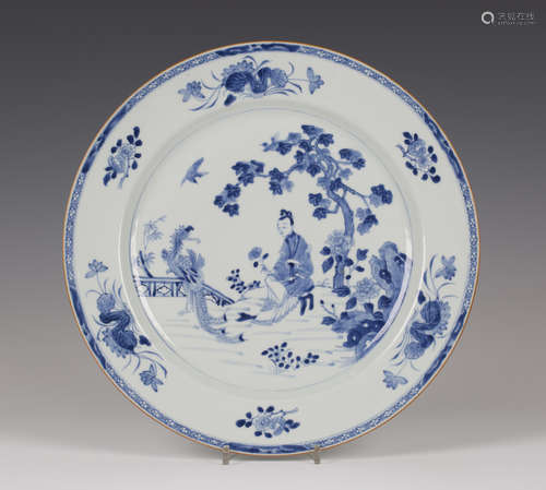 A Chinese blue and white export porcelain circular dish, Qianlong period, the centre painted with