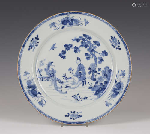 A Chinese blue and white export porcelain circular dish, Qianlong period, the centre painted with