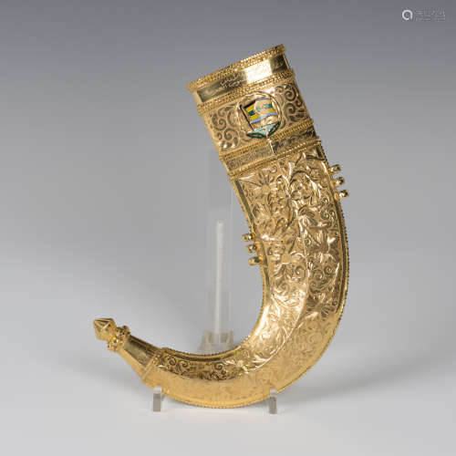 An Arabian high grade gold jambia scabbard of typical form, the front with engraved foliate