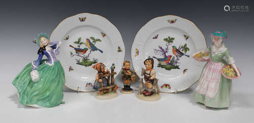 A pair of Herend porcelain 'Rothschild Bird' pattern cabinet plates, 20th century, printed and