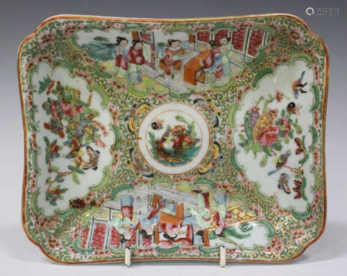 A Chinese Canton famille rose porcelain rectangular dish, mid to late 19th century, painted with