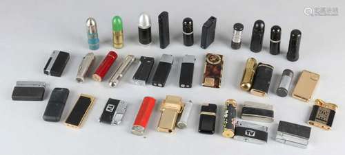 Lot with dozens of lighters from different brands. Untested in various conditions. Lot mit Dutzenden