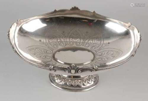 Very nice oval dish, 800/000, with a decorated rim decorated with imposed volutes and shields. The