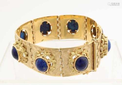 Yellow gold bracelet, 750/000, with lapis lazuli. Wide bracelet with square worked links, provided
