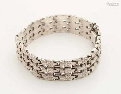 Silver pen bracelet, 835/000, with links with flowerwork. Width 16 mm. length 19 cm. Equipped with