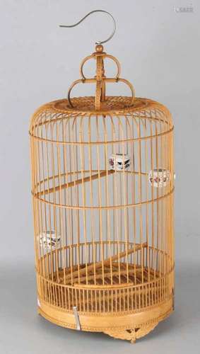 Old Chinese wooden bird cage with porcelain food bowls. Size: 55 cm. In good condition. Alter