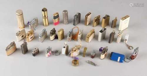 Lot with approx. 35 lighters including; Penguin, Prisca, Crown Grace, Emrich, Diplomat, Pigeon,