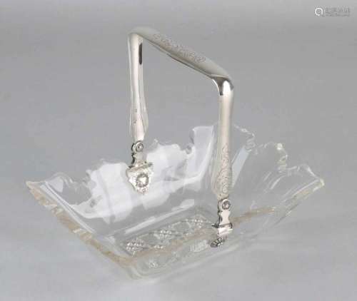 Rectangular cut crystal dish with a contoured edge and Russian cut. Equipped with a silver 835/000