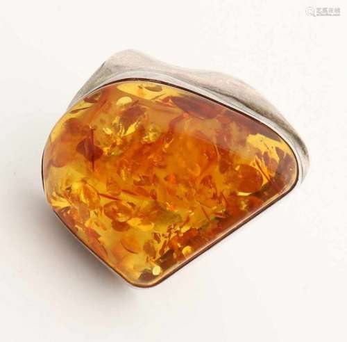Large silver ring, 835/000, with amber. Ring with curled shins, topped with a large amber,