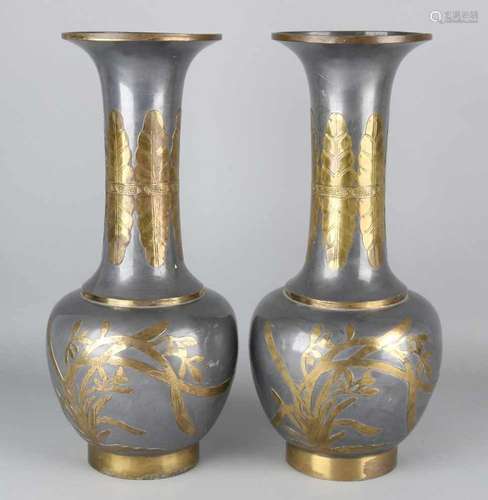 Two large antique Chinese or Japanese tin vases with brass floral decors. Size: 38 cm. In good