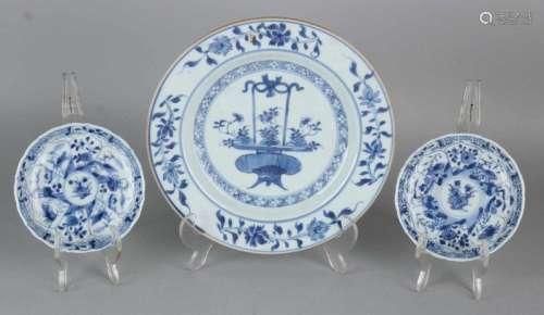 Three times 18th century Chinese porcelain. Consisting of: Decor flower basket, hairline. Two sets