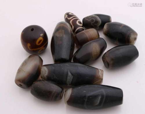 Twelve Chinese lucky beads. 3-5cm. Zwölf chinesische Glücksperlen. 3-5 cm.